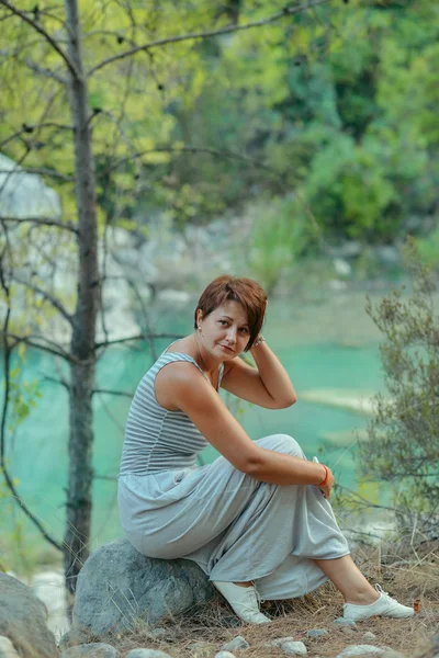 Mujer en el río — Foto de Stock