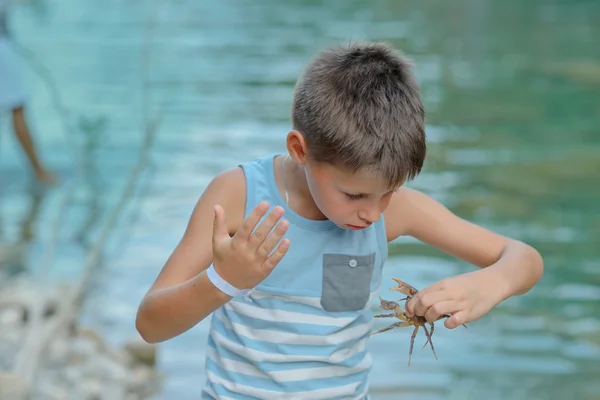 Jongen met krab — Stockfoto