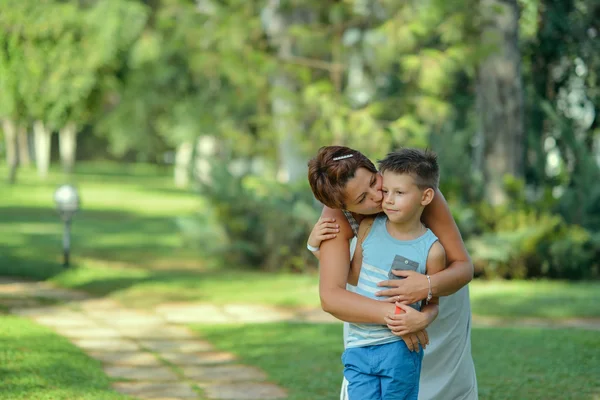 In the park Mother and son — Stock Photo, Image