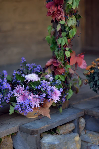 Herbststrauß aus Blumen und Beeren — Stockfoto