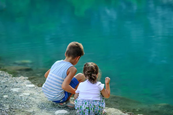 Children by the river — Stock Photo, Image