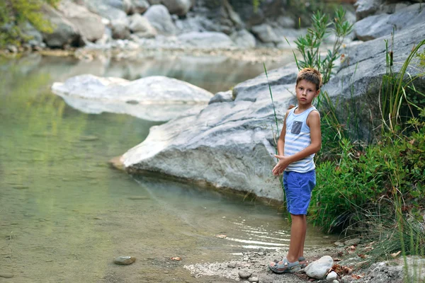Netter Junge auf dem Fluss — Stockfoto