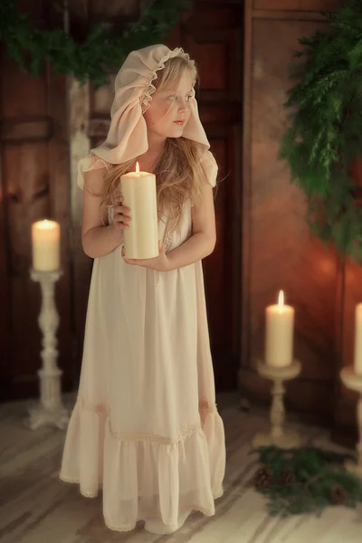 Ragazza con una candela — Foto Stock