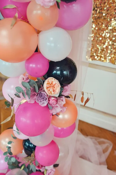 Воздушные шары и цветы — стоковое фото