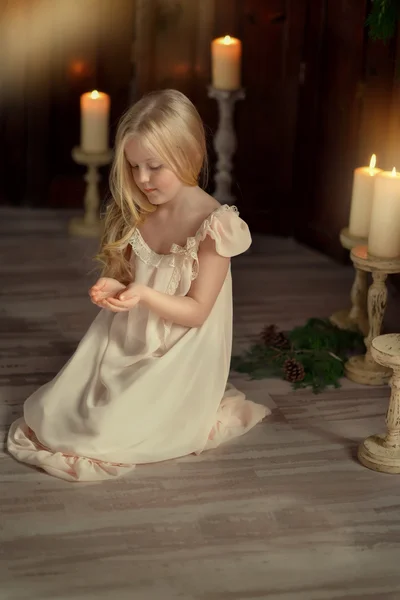 Menina com uma vela — Fotografia de Stock