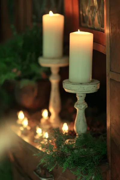 Weihnachtskerzen in Nadeln — Stockfoto