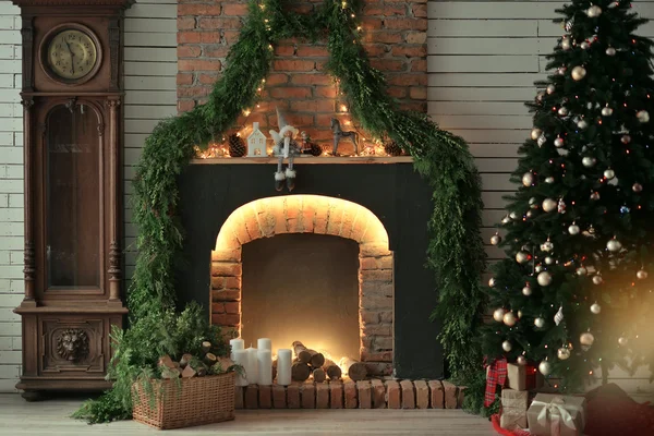 Interieur van de woonkamer met open haard bakstenen, houten balken ... Woonkamer decoratie candles