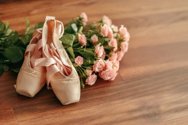 Strauß rosa Rosen und Spitzenschuhe — Stockfoto