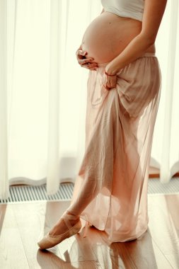 Sevimli bir hamile göbeğini kapat.