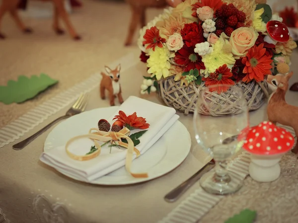 Definição de mesa com um buquê de outono — Fotografia de Stock