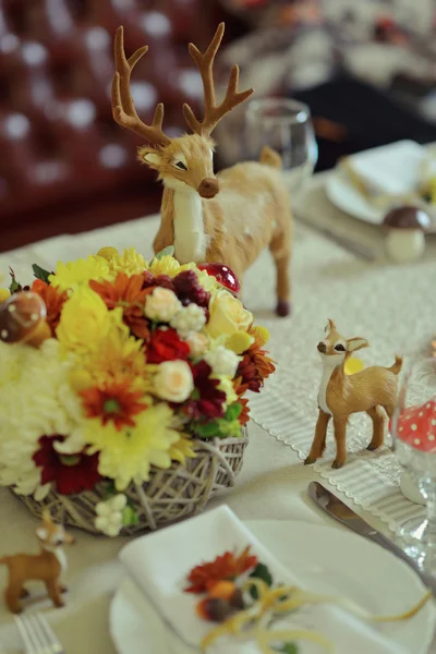 Décor de table avec un bouquet d'automne — Photo