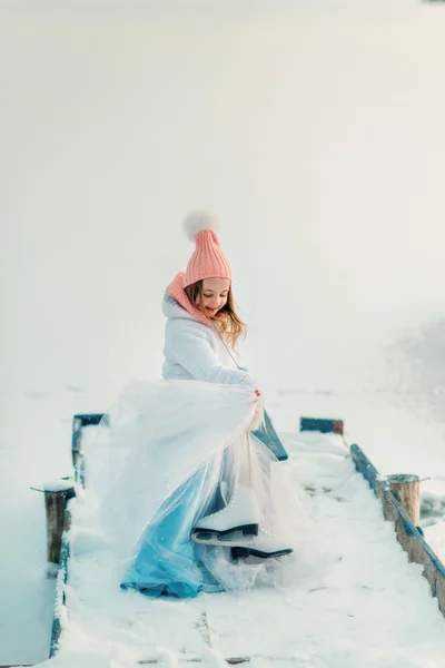 Nieve y pequeño patinador —  Fotos de Stock