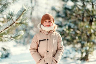 kar üzerinde şapkalı çocuk