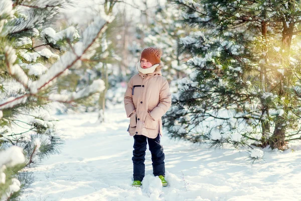 Ragazzo con un cappello sulla neve — Foto Stock