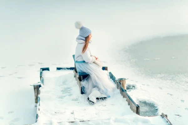 Nieve y pequeño patinador —  Fotos de Stock