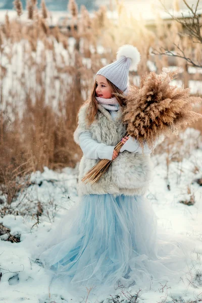 Hezká dívka v zimě s reed — Stock fotografie