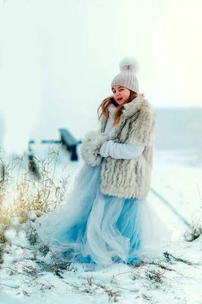 Söt flicka på vintern med reed — Stockfoto