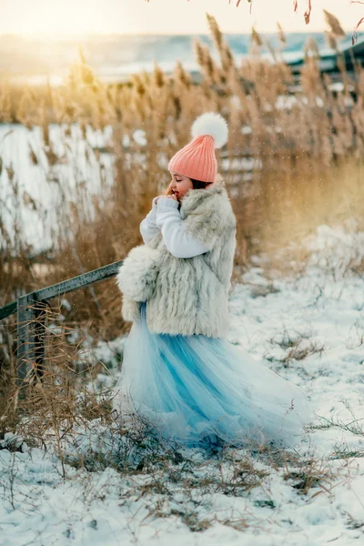 Chica bonita en invierno con caña —  Fotos de Stock