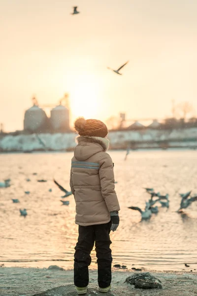 Un ragazzo e un uccello sul fiume — Foto Stock