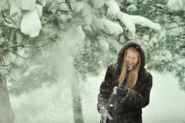 Жінка в шубці в сніжному лісі — стокове фото