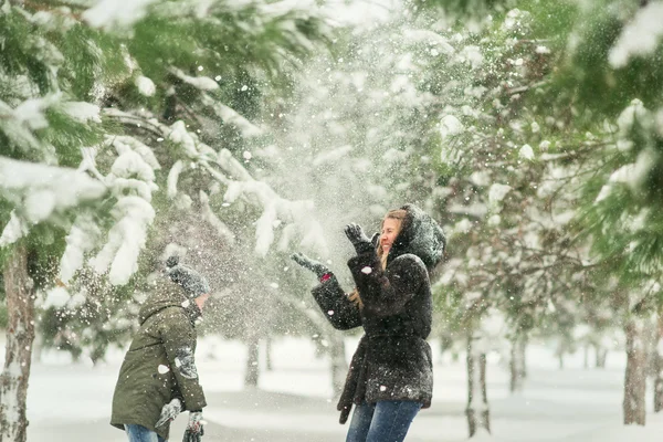 Inverno nel parco a giocare madre e figlio sulla neve — Foto Stock