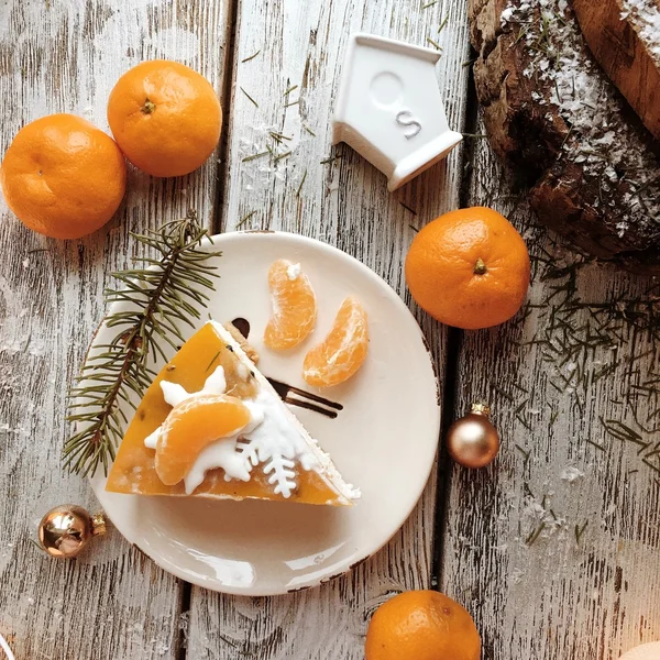 Orange cake på trä bakgrund — Stockfoto