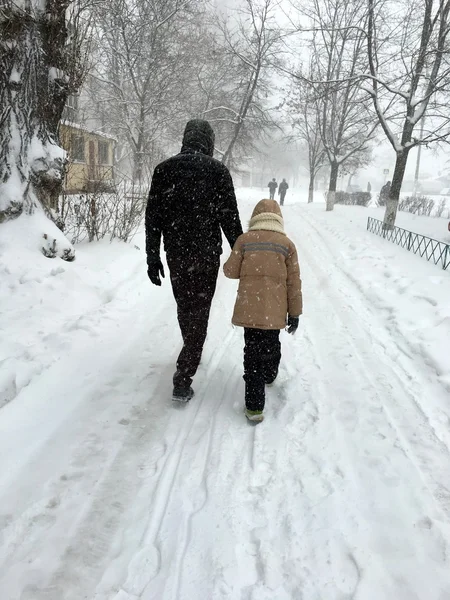 Spaziergang im Schnee — Stockfoto