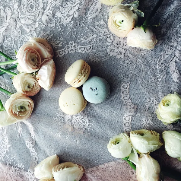 Flores y macarrones — Foto de Stock