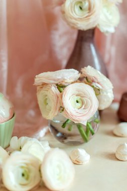 buket pembe ranunkulyus