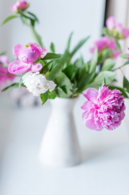 bir vazoda peonies buket