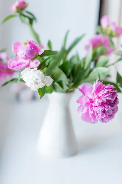牡丹花瓶里的花束 — 图库照片