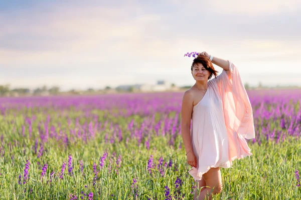 Frau auf Blumenfeld — Stockfoto