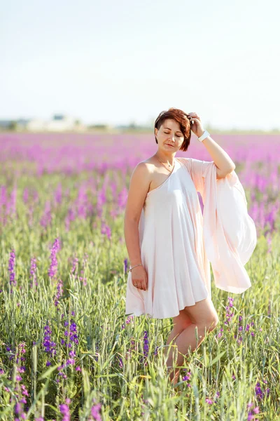 Mujer en el campo de flores — Foto de Stock