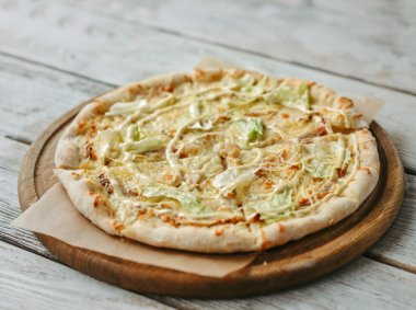 Pizza bir ahşap stand