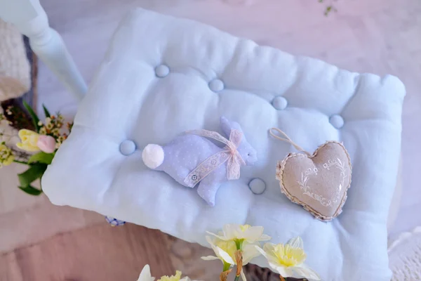 Blaues Kaninchen auf einem Kissen — Stockfoto