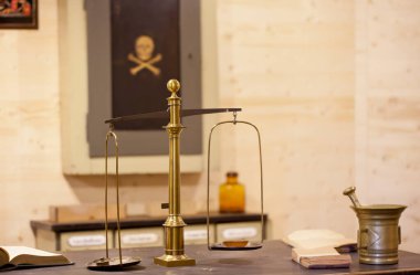 Eski bir eczanede antika bir çift terazi.