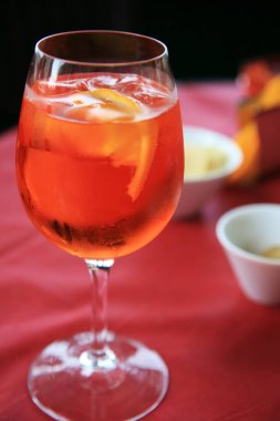 Aperol Spritz alkollü kokteyl şampanya içerir.
