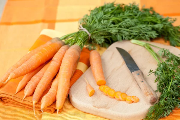 Racimo Zanahorias Recién Cosechadas Una Tabla Cortar Con Cuchillo —  Fotos de Stock