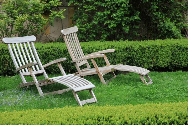 Bahçede Rahatlamak Için Iki Bahçe Sandalyesi — Stok fotoğraf