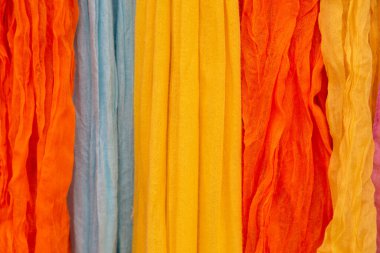 Asılı pek çok renkli Paşmina eşarbının arka planı 