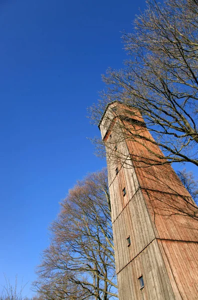 Höga Trä Vakttorn Innan Blå Himmel — Stockfoto