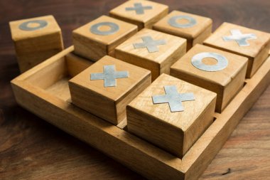 Eğlenceli bir konsept. Tahta arka planda tahta parçaları olan bir Tic Tac Toe oyunu oynuyorum.