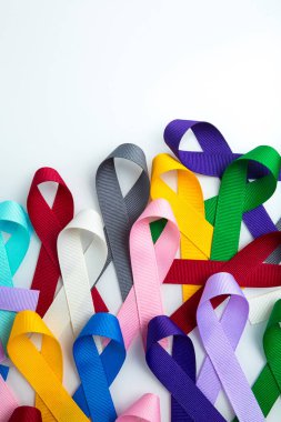 Fotokopi alanı olan her türlü kanser için sağlık sembolü olarak renkli kanser kurdeleleri
