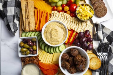 Vejetaryen ve vejetaryen Charcuterie çeşitli peynir, et ve mezeler. Mermer bir arka planda, masa manzarasının üstünde.