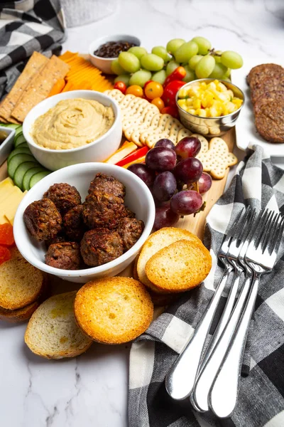 Parlak ve renkli şarküteri tabağı ve vegan aperatif masası.