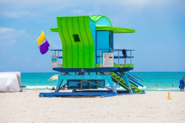 Yaz scene miami beach Florida, tipik art deco mimari renkli cankurtaran evde, okyanus ve arka planda gökyüzü.