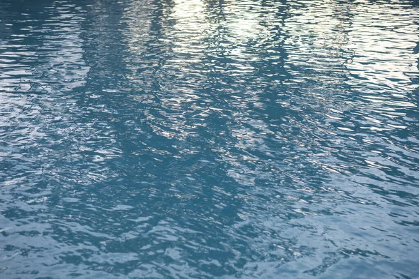 Yüzme havuzu mavi arka planında soyut su arkaplanı