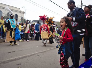 New Orleans, Louisiana, ABD - 25 Şubat 2020: İnsanlar ana geçit törenlerinden biri olan geleneksel Zulu geçit töreninde Mardi Gras 'yı kutluyor.