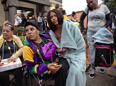 New Orleans, Louisiana, ABD - 25 Şubat 2020: İnsanlar ana geçit törenlerinden biri olan geleneksel Zulu geçit töreninde Mardi Gras 'yı kutluyor.