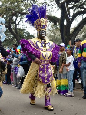 New Orleans, Louisiana, ABD - 25 Şubat 2020: İnsanlar ana geçit törenlerinden biri olan geleneksel Zulu geçit töreninde Mardi Gras 'yı kutluyor.